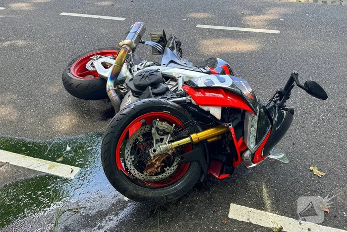 Bestelbus botst met motorrijder in ongeval