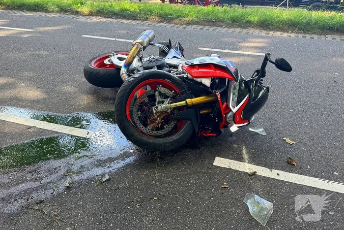Bestelbus botst met motorrijder in ongeval