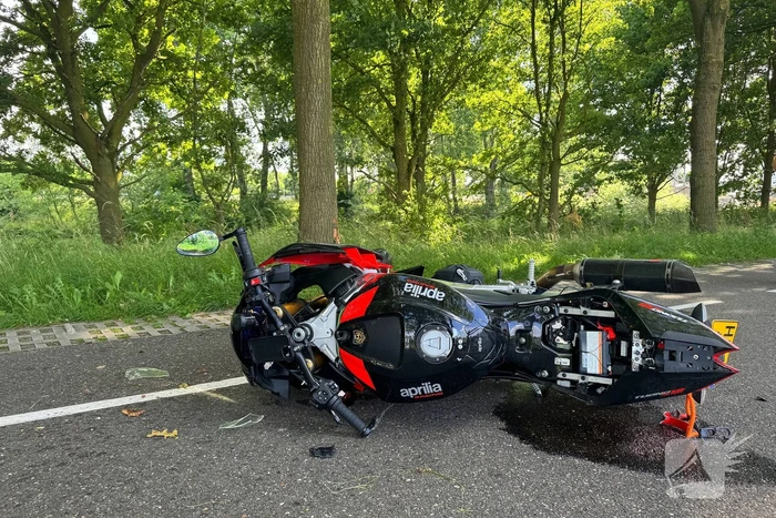Bestelbus botst met motorrijder in ongeval