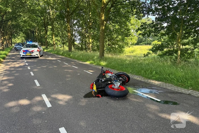 Bestelbus botst met motorrijder in ongeval