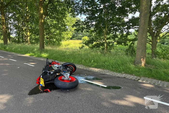 Bestelbus botst met motorrijder in ongeval