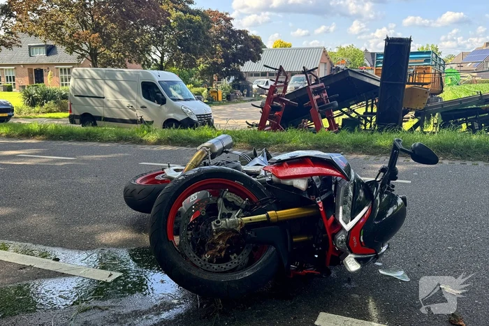Bestelbus botst met motorrijder in ongeval