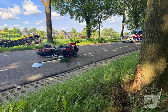 Bestelbus botst met motorrijder in ongeval