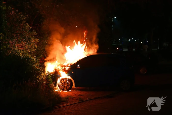 Voertuig in vlammen opgegaan
