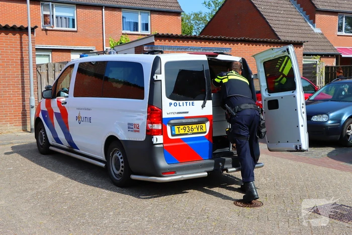 Buren blussen buitenbrand met zwembadwater