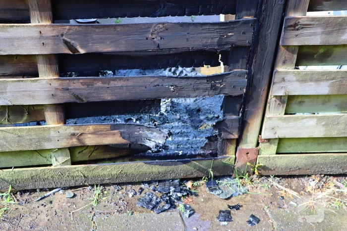 Buren blussen buitenbrand met zwembadwater