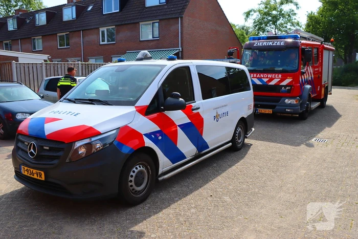 Buren blussen buitenbrand met zwembadwater