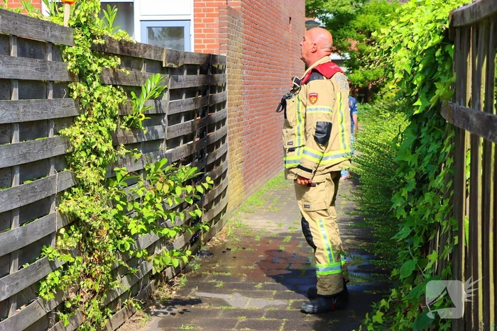 Buren blussen buitenbrand met zwembadwater