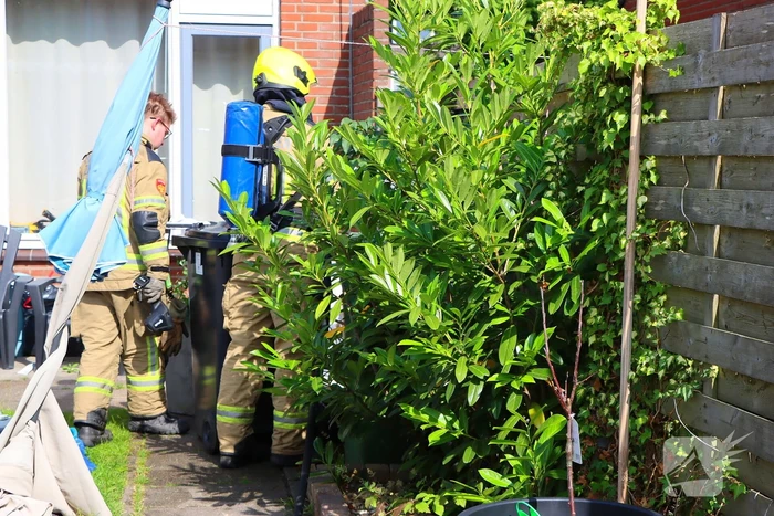 Buren blussen buitenbrand met zwembadwater