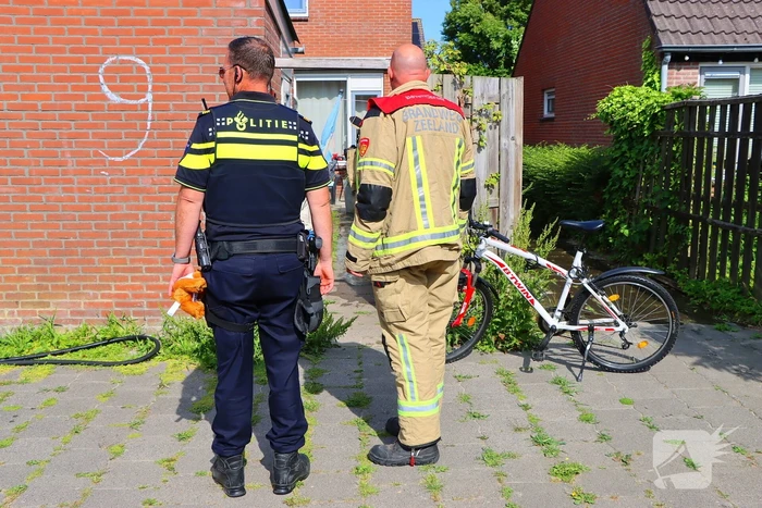 Buren blussen buitenbrand met zwembadwater