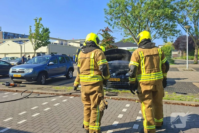 Brandweer blust voertuigbrand