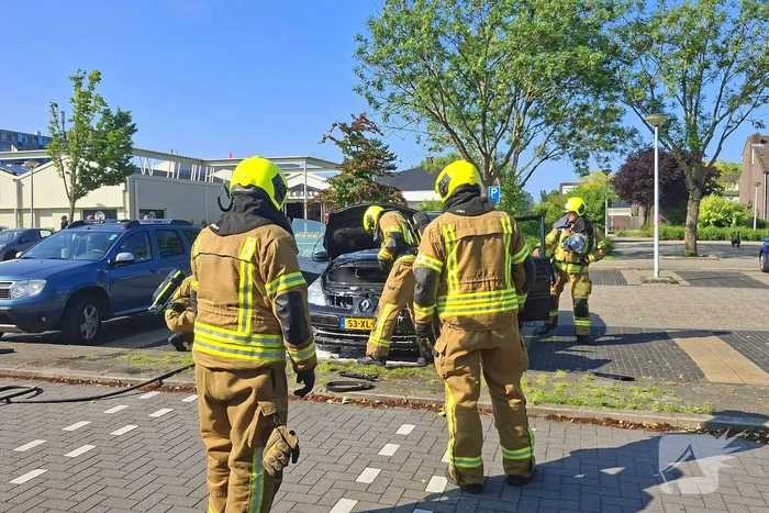 Brandweer blust voertuigbrand