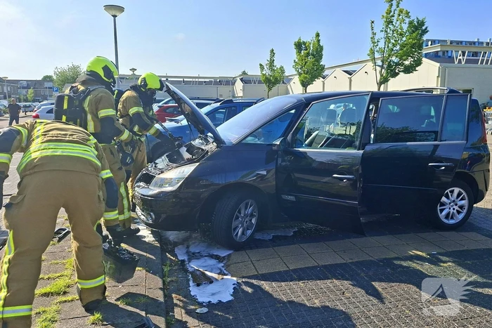 Brandweer blust voertuigbrand