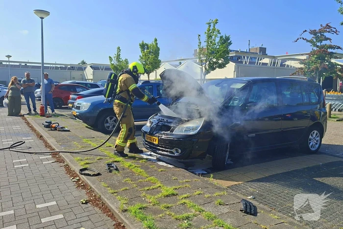 Brandweer blust voertuigbrand