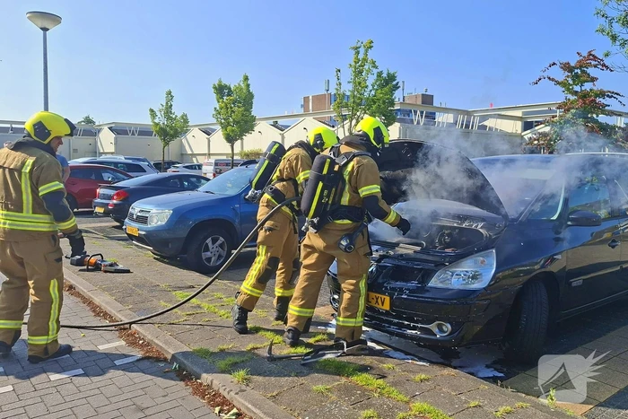 Brandweer blust voertuigbrand