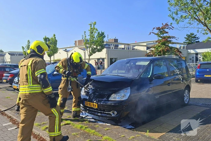 Brandweer blust voertuigbrand