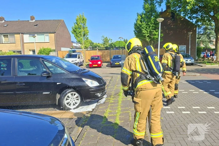 Brandweer blust voertuigbrand