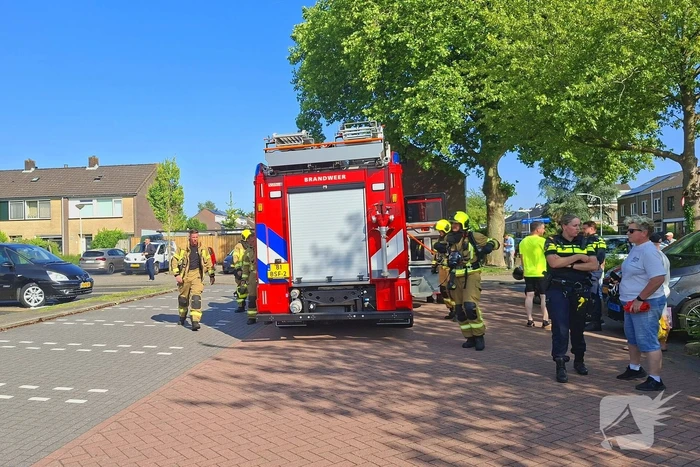Brandweer blust voertuigbrand