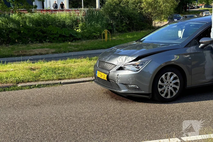 Auto's botsen bij kruising