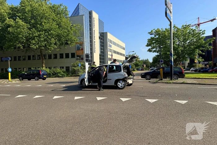 Auto's botsen bij kruising
