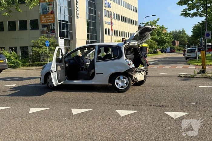 Auto's botsen bij kruising