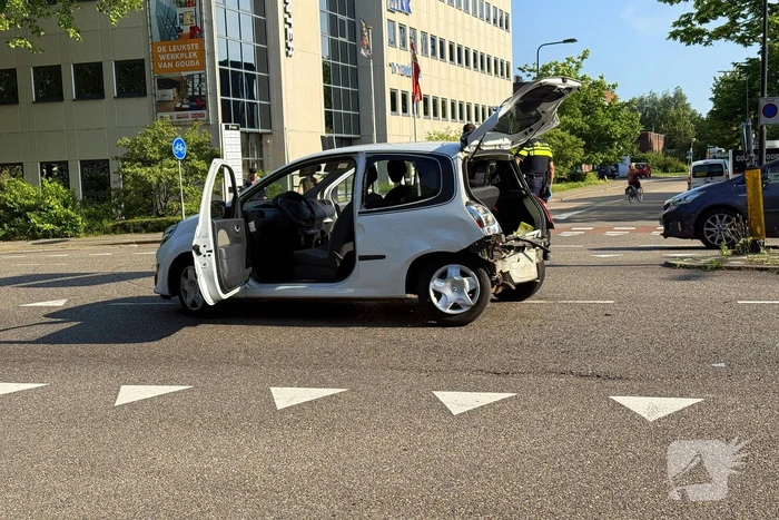 Auto's botsen bij kruising