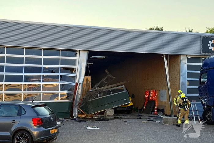 Vrachtwagen tegen gevel bedrijfspand