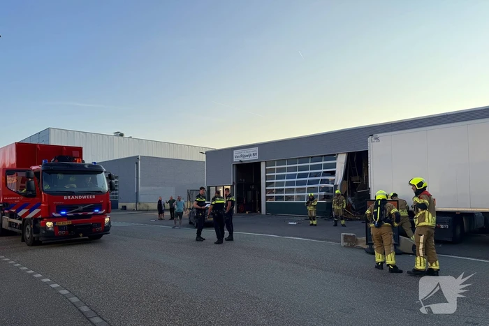Vrachtwagen tegen gevel bedrijfspand