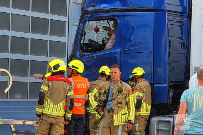 Vrachtwagen tegen gevel bedrijfspand