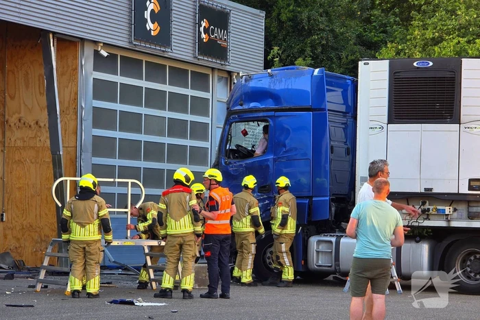 Vrachtwagen tegen gevel bedrijfspand
