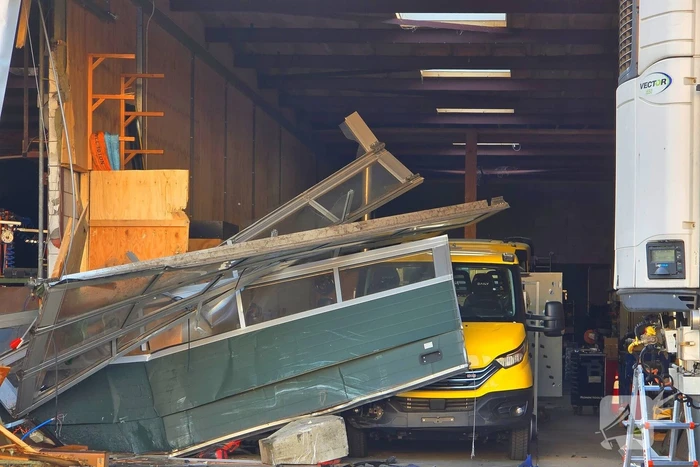 Vrachtwagen tegen gevel bedrijfspand