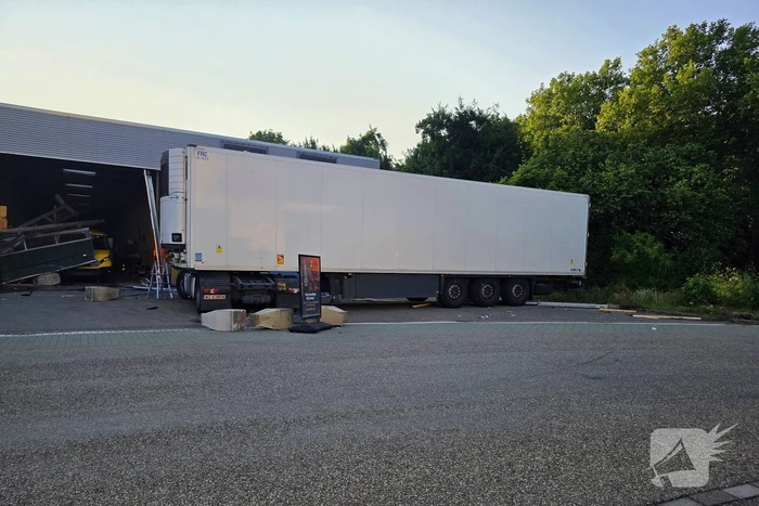 Vrachtwagen tegen gevel bedrijfspand