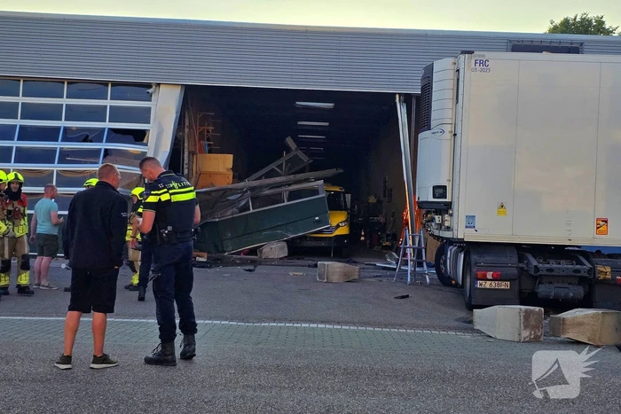 Vrachtwagen tegen gevel bedrijfspand