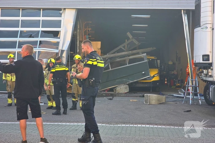 Vrachtwagen tegen gevel bedrijfspand