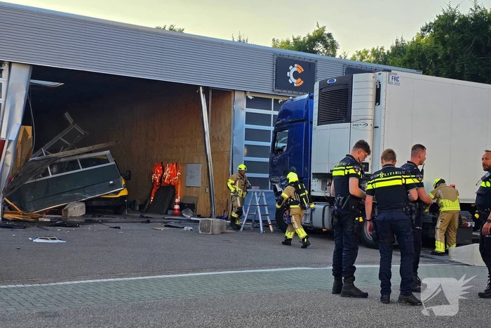 Vrachtwagen tegen gevel bedrijfspand