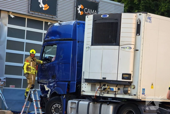 Vrachtwagen tegen gevel bedrijfspand