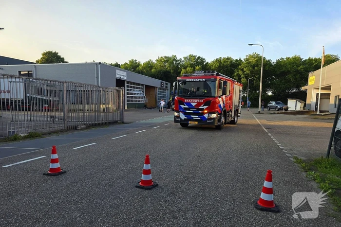 Vrachtwagen tegen gevel bedrijfspand