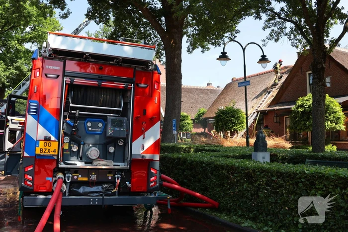 Brand in rieten dak van woning