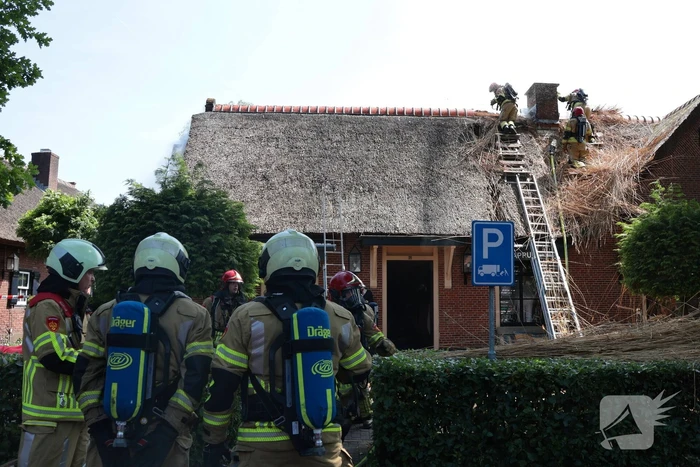 Brand in rieten dak van woning