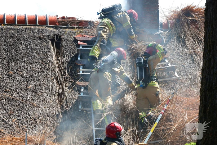 Brand in rieten dak van woning