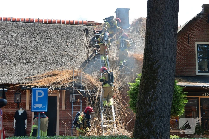 Brand in rieten dak van woning