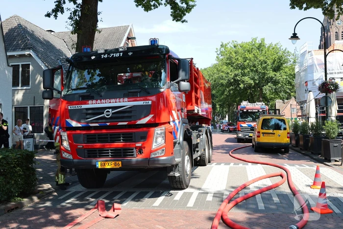 Brand in rieten dak van woning