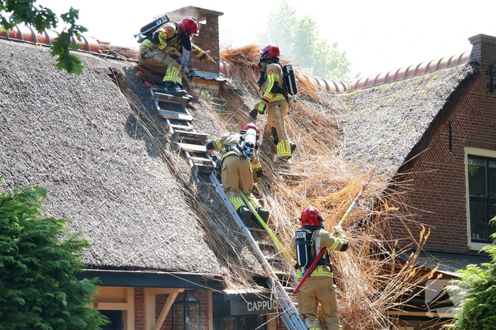 Brand in rieten dak van woning