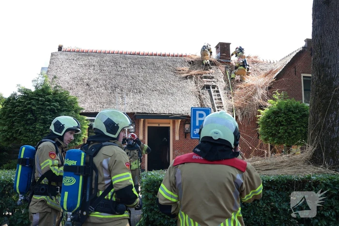 Brand in rieten dak van woning