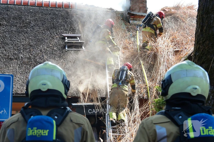 Brand in rieten dak van woning