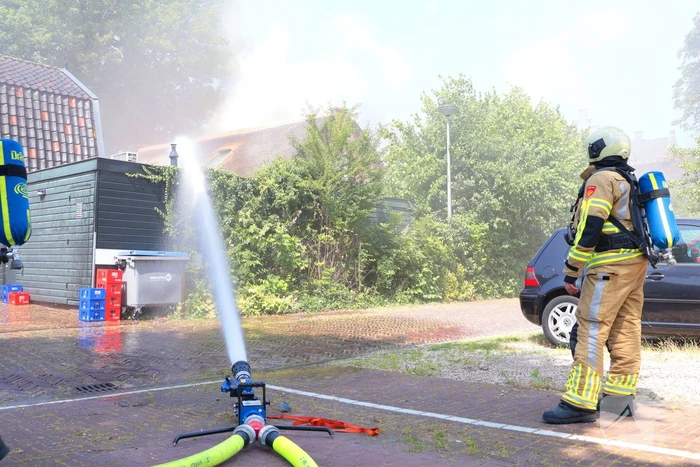 Brand in rieten dak van woning