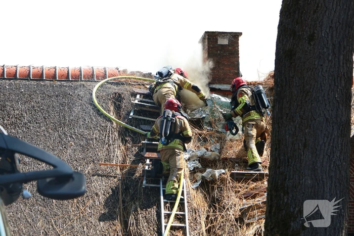 Brand in rieten dak van woning