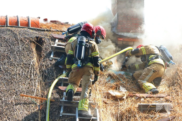 Brand in rieten dak van woning