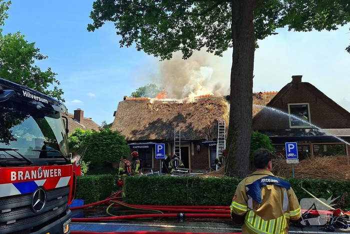 Brand in rieten dak van woning