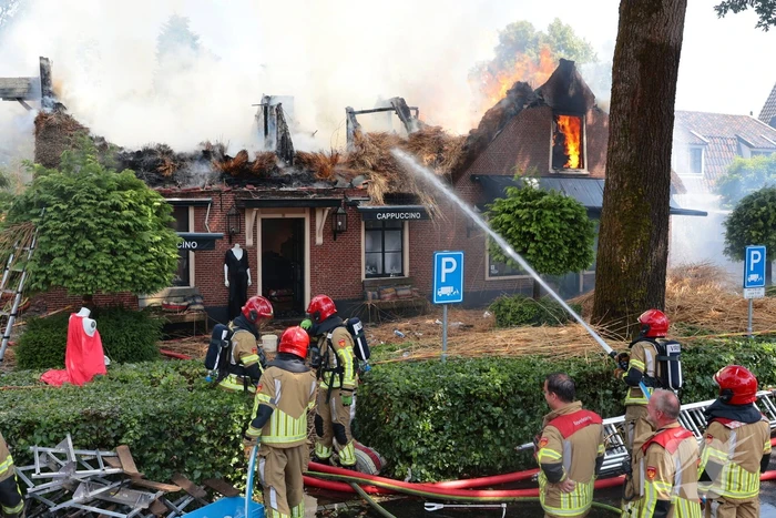 Brand in rieten dak van woning